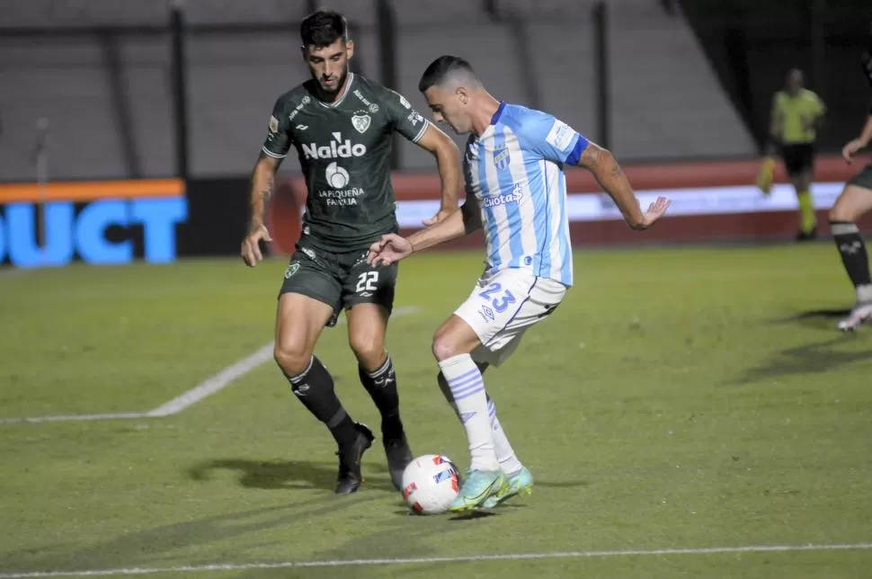 AUSENTE. Carrera no tuvo un buen partido y el equipo lo extrañó. 