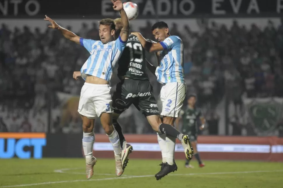 LUCHADO. Así fue el partido entre Atlético y Sarmiento. El local se quedó con los puntos porque aprovechó la única que tuvo. Fotos de Facundo Grecco (Especial para La Gaceta) 