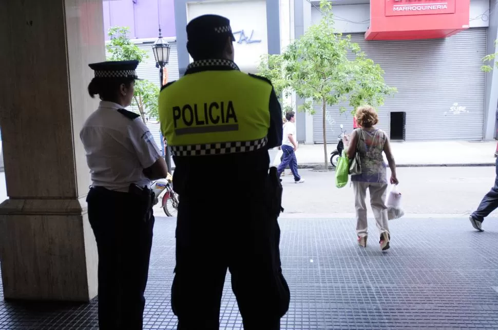 VIGILANTES. Las mujeres que se sientan acosadas deberían acercarse a los policías para que actúen ante el agresor o ir a una comisaría a denunciar. 