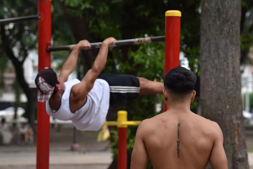 NO PASÓ NADA. Pese al incidente, un joven practicó con el torso desnudo en un paseo público. LA GACETA / FOTO DE DIEGO ÁRAOZ