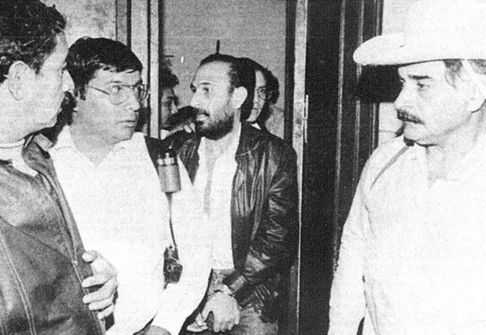 PELIGROSO. El “Malevo” Ferreyra y sus hombres lo trasladaron desde Córdoba. Uno de ellos aparece con una granada. 