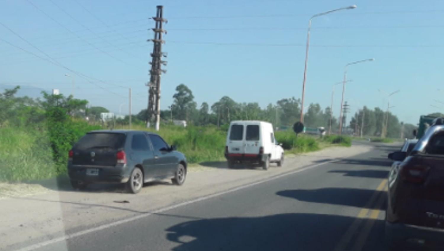 POR LA BANQUINA. Los conductores acortan camino sin respetar las reglas de tránsito.