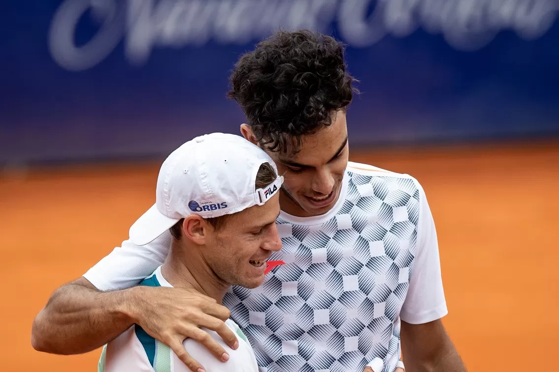 COMPATRIOTAS. Peque saluda a Cerúndolo, luego de su triunfo. Foto Twitter @ArgentinaOpen