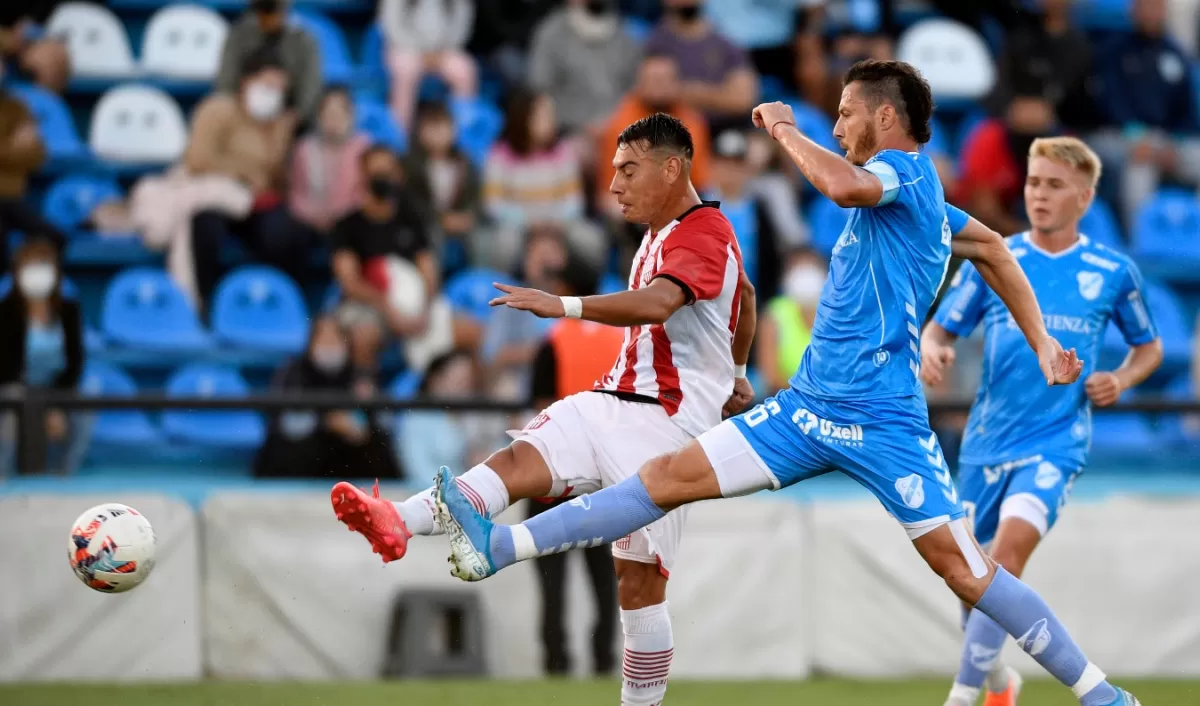 GRAN DEFINICIÓN. Cano abrió el marcador, en el sur del conurbano bonaerense, con un tremendo remate de derecha. Atrás, se ve la remozada platea del estadio “gasolero”, que ya no tiene alambrado. Foto de Ignacio Izaguirre (especial para la gaceta)