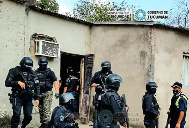 La Policía durante el procedimiento realizado en Tucumán.