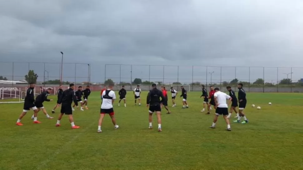 ÚLTIMO ENTRENAMIENTO. Ayer por la tarde, en el predio de Argentinos, el plantel “santo” pulió detalles de cara al juego de esta tarde. El DT no definió el equipo. 