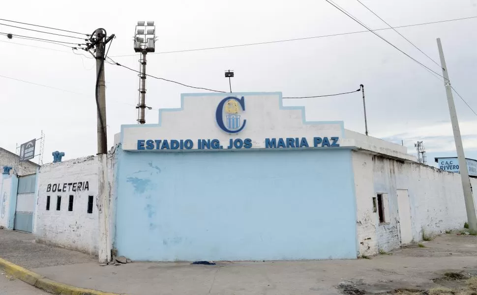 ESFUERZO Y DEDICACIÓN. Los dirigentes debieron lidiar con un vendaval que tiró una pared, pero quieren remozar el estadio de a poco.