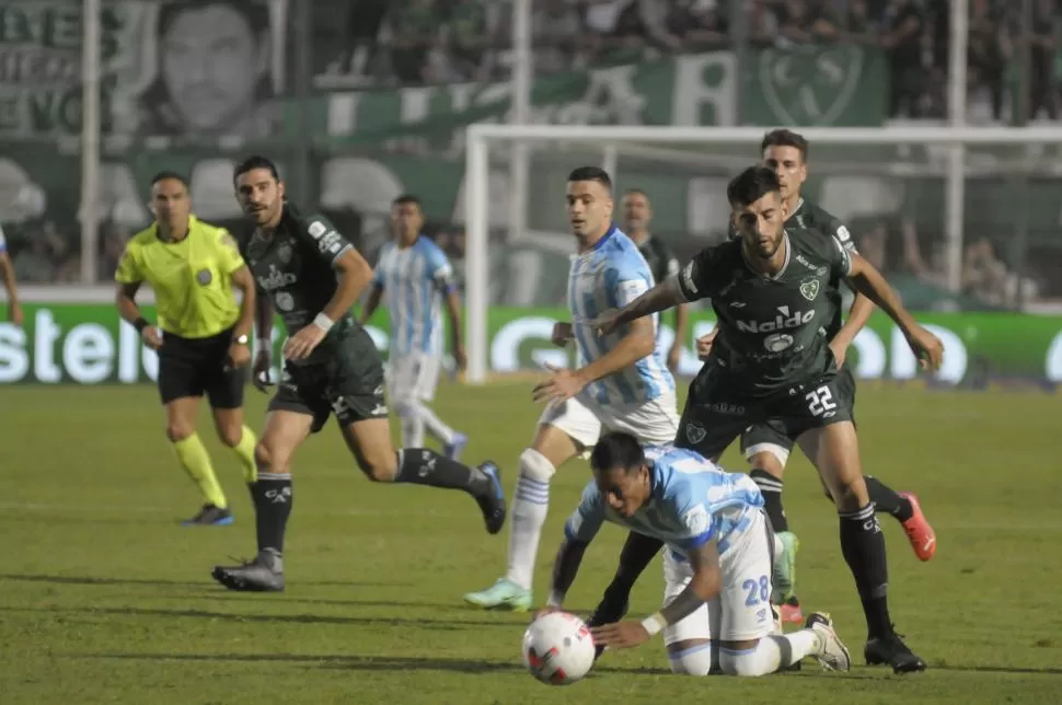 CAÍDA QUE DUELE. Atlético no logró comenzar el torneo como quería, pero la revancha está cerca: el jueves con Platense. Foto de Facundo Grecco (Especial para La Gaceta) 