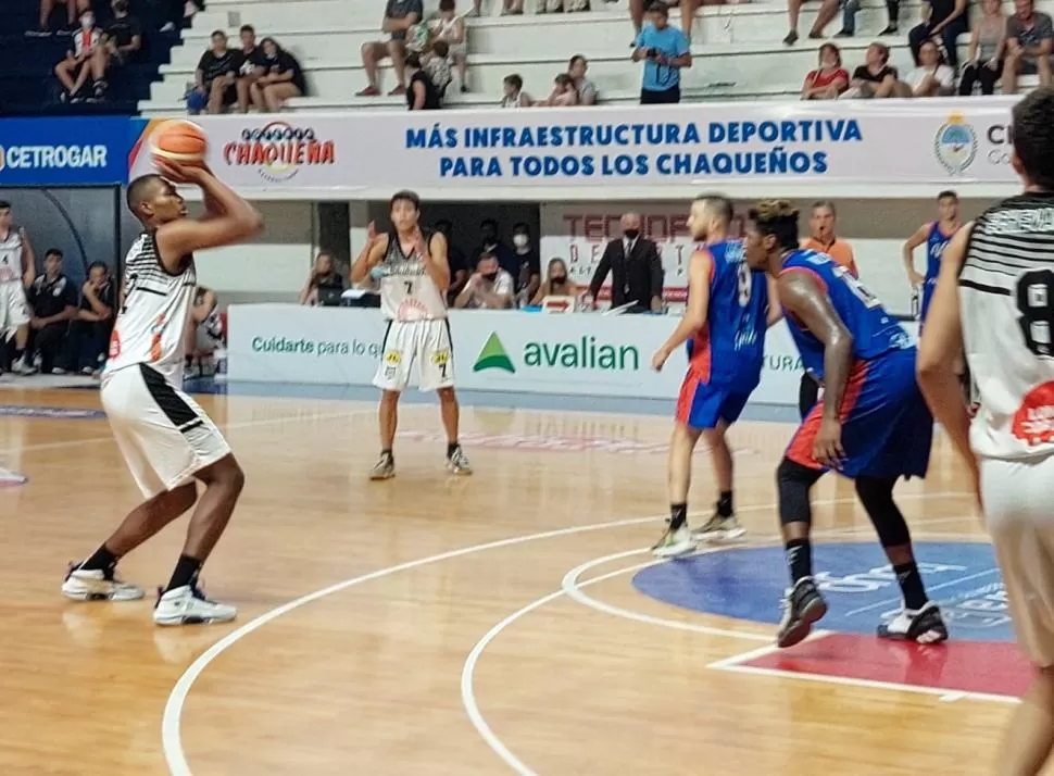 UN JUGADOR TODO TERRENO. Rainer tiene como objetivo mejorar en todos los aspectos ofensivos del basquetbol, rompiendo con la tendencia de que los pivotes estén solamente presentes debajo del aro. PRENSA ESTUDIANTES