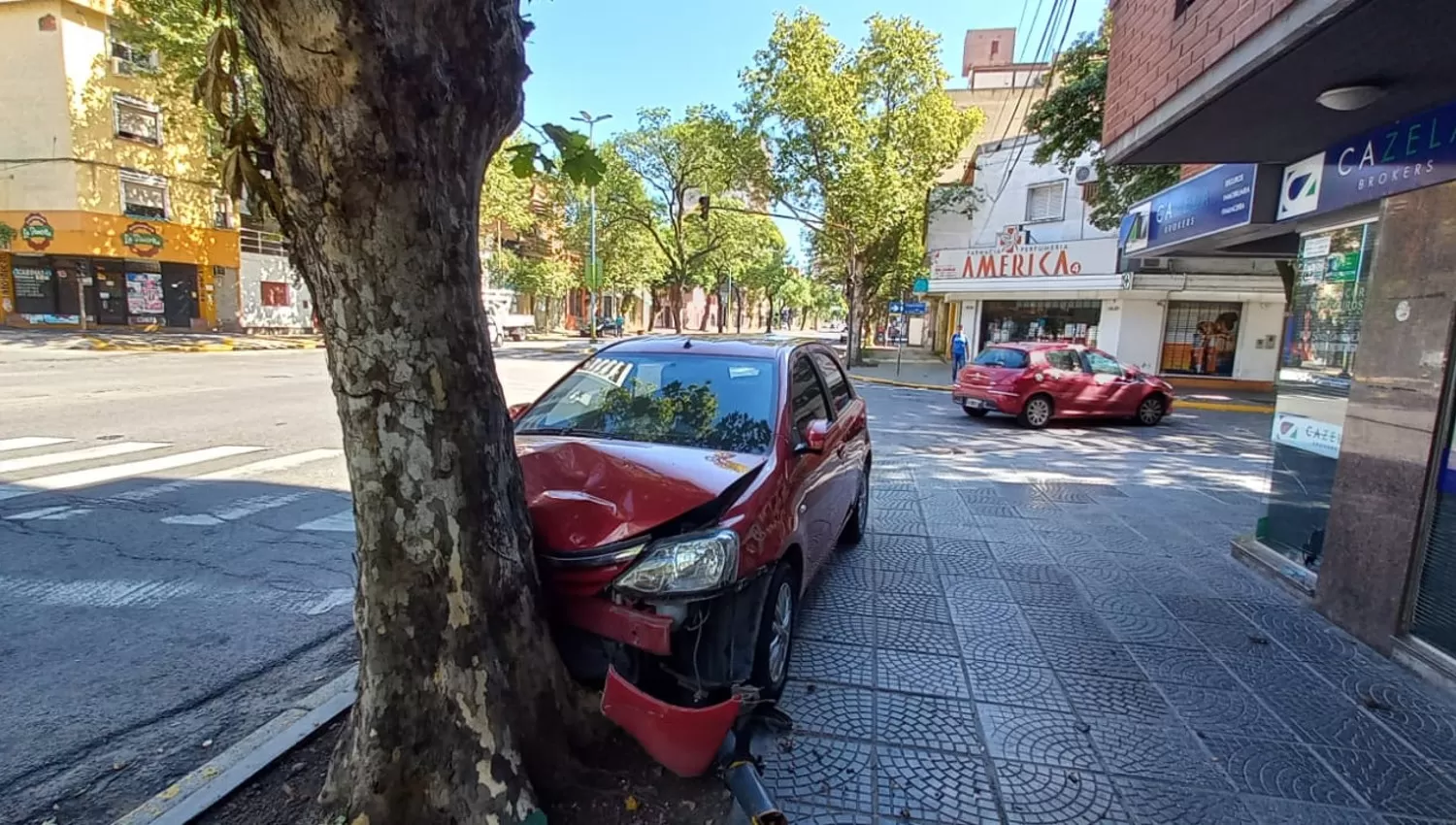 FIN DEL RECORRIDO. El vehículo fue abandonado en la esquina de Próspero García y avenida Avellaneda.
