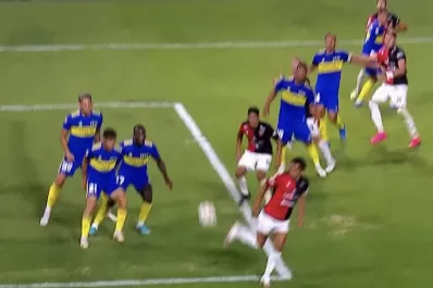 Con una asistencia de lujo del Pulguita Rodríguez, Colón le empató a Boca en el final del partido