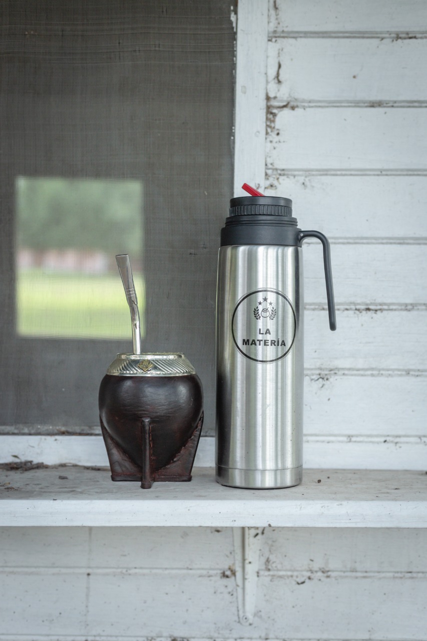 MÁS EMBLEMÁTICO, IMPOSIBLE. Mate y termo, con el sello de La Matería.