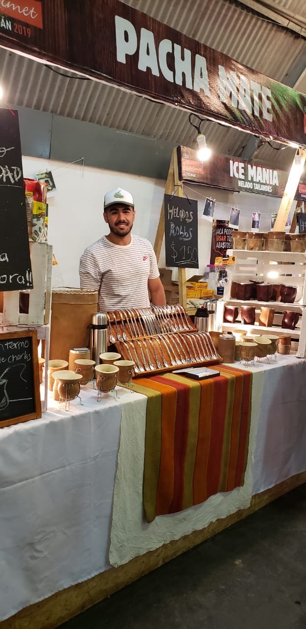 CON SU STAND EN LA EXPO. Julián Orozco, de Pachamate.