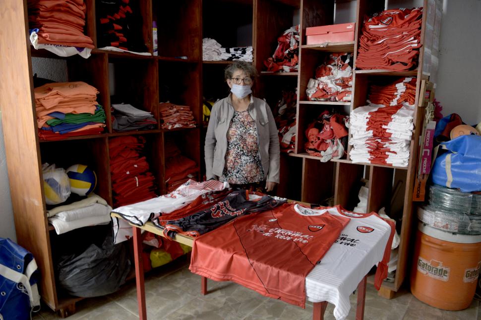 TODO EN ORDEN. Nora Perea es la encargada de clasificar y ordenar las camisetas de los planteles, y de tenerlas listas para cuando sea necesario.