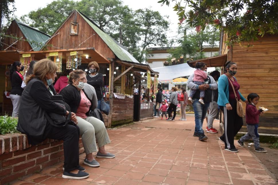 COMPRAS Y DESCANSO. Los turistas disfrutaron de una feria en la plaza.