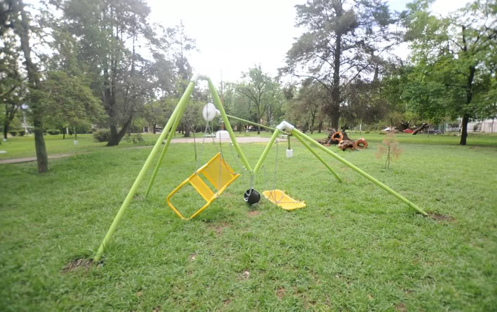 DESTRUCCIÓN. Los juegos infantiles suelen ser víctimas de los vándalos. la gaceta / fotos de Osvaldo Ripoll y DIEGO ÁRAOZ 