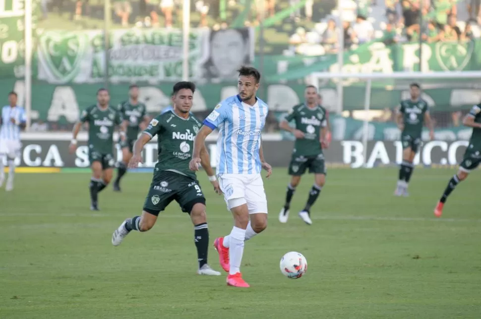 FIRMEZA. Nicolás Thaller fue titular por primera vez y tuvo una buena presentación. De todas maneras perdió la marca de Torres en la jugada que terminó en gol. foto de facundo grecco (especial para la gaceta) 