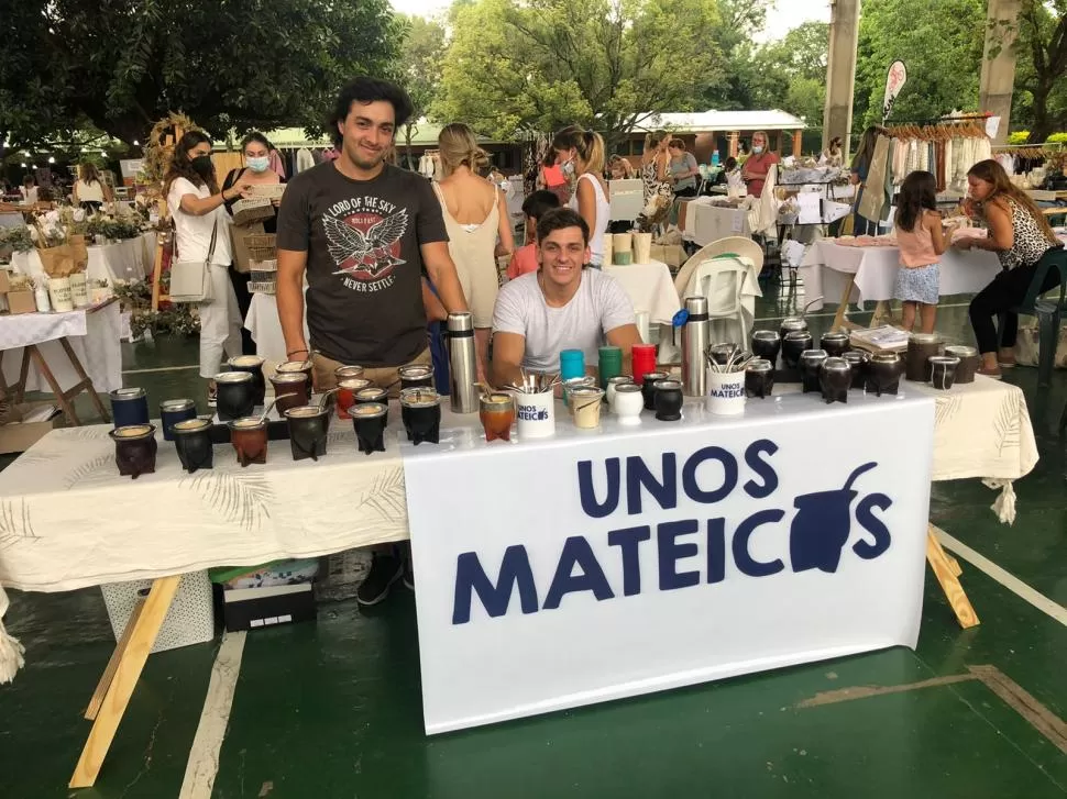 FRENTE AL PÚBLICO. Francisco Renta Mora y Santiago Juárez Chico, mostrando los productos de Unos Mateicos.