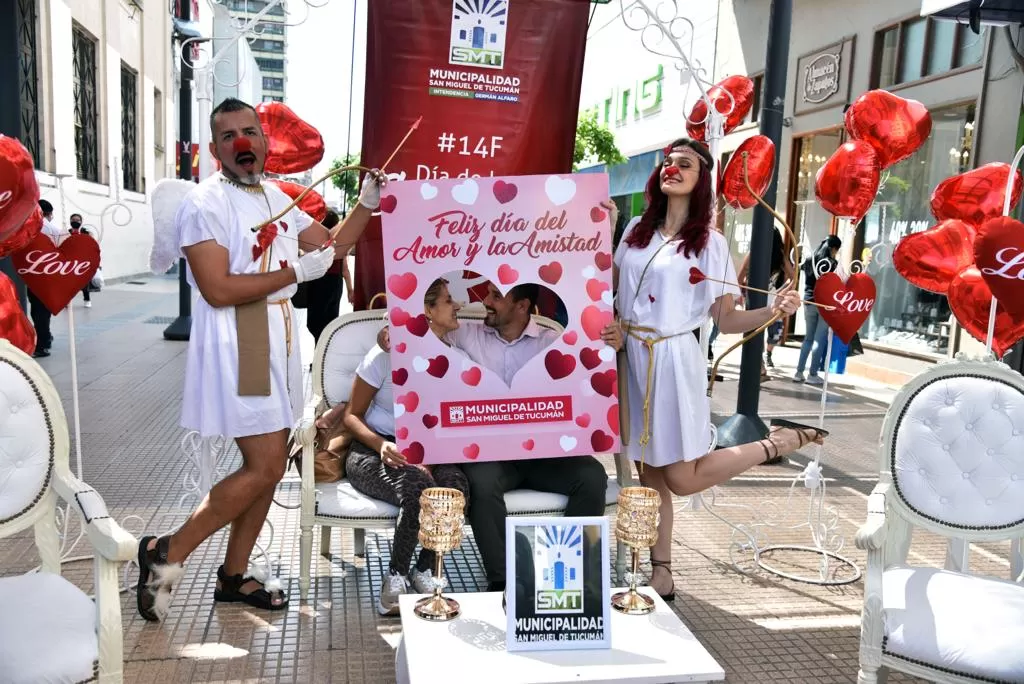 EN LA PEATONAL. Una pareja se toma una fotografía en el stand de los enamorados. Prensa SMT