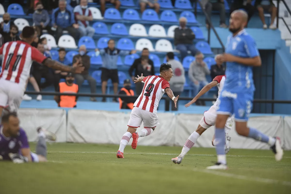 CUMPLIÓ CON LO QUE LE PEDÍAN. Mientras en La Ciudadela siguen buscando un delantero, Cano aportó un golazo el sábado.