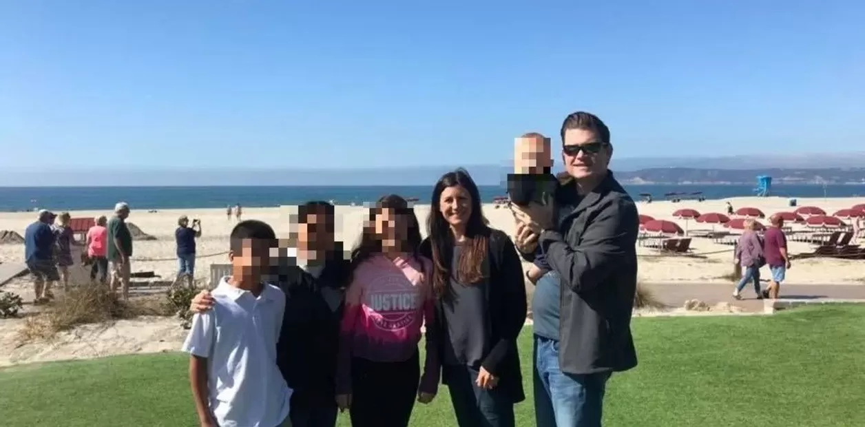 La pareja que fue detenida y los menores residen en Florida.