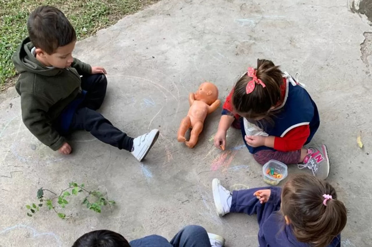 EFECTOS RESIDUALES. Los cuarentenials se dividen en dos grupos, los que descubren el jardín y quedan fascinados al conocer otros niños y los que no quieren ni que los miren ni toquen. GENTILEZA PAULINA COLOMBRES