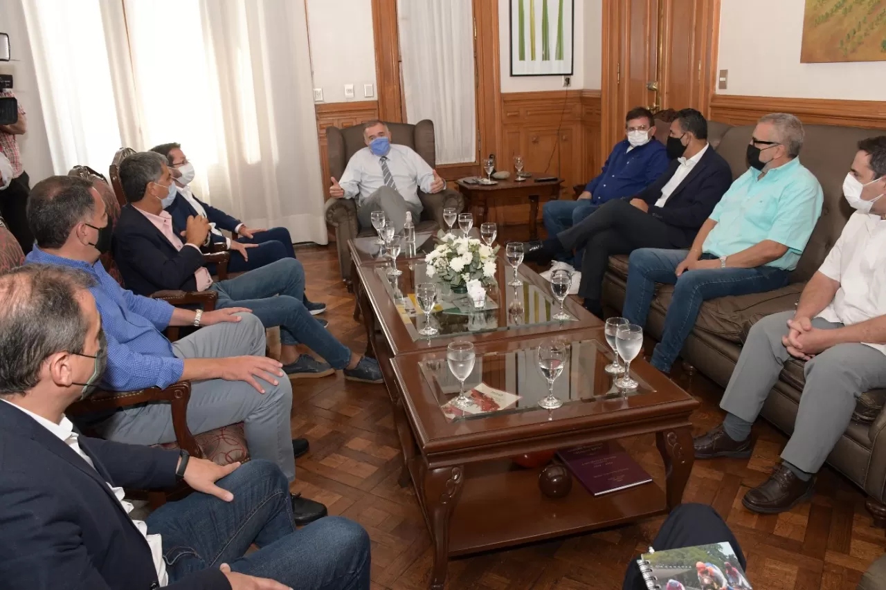 Osvaldo Jaldo junto a los dirigentes de Atlético y de San Martín.