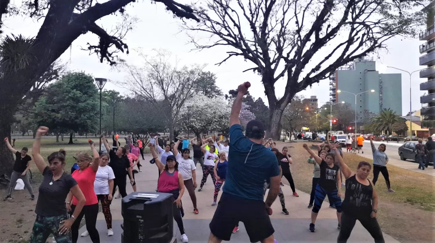 CLASES GRATUITAS. Las jornadas de gimnasia al aire libre regresaron en los espacios públicos de la capital. Foto: Prensa SMT