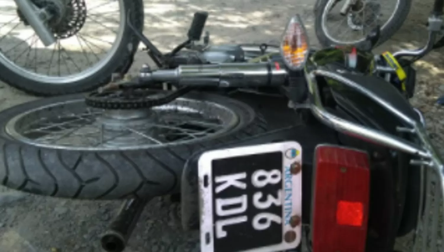 AL PISO. El presunto delincuente fue perseguido y reducido por personal el 911.