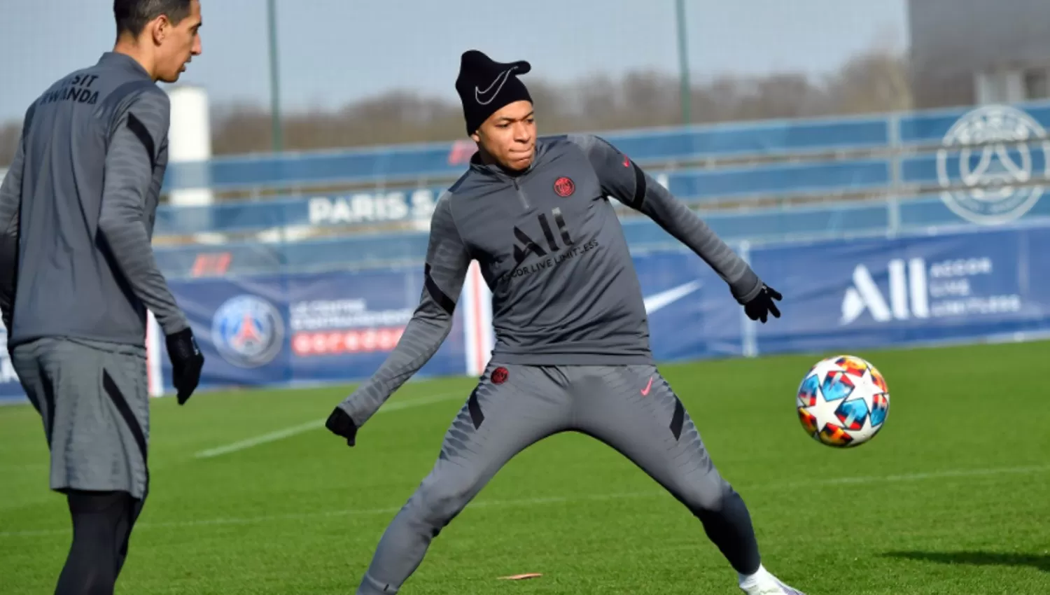 EL MÁS BUSCADO. Mbappé entrena junto a Di María antes del partido por Champions ante Real Madrid.