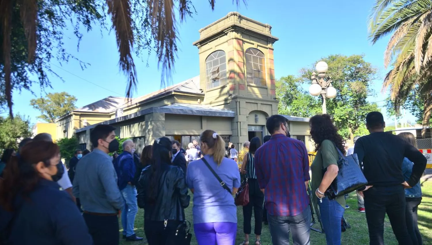 UN HASTA SIEMPRE. Amigos, vecinos y familiares despidieron los restos de Eduardo Gato Romero.