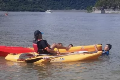 El Cadillal: tres personas fueron rescatadas al darse vuelta el kayak en el que paseaban