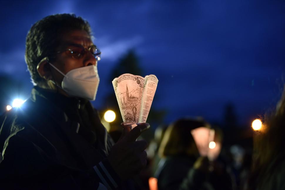 ANTORCHAS. Durante la festividad fueron encendidos miles de cirios que acompañaron e iluminaron la llegada de la Santa Madre al predio.  
