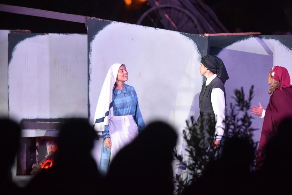 BERNARDITA. La protagonista habla con una vecina sobre la aparición.  