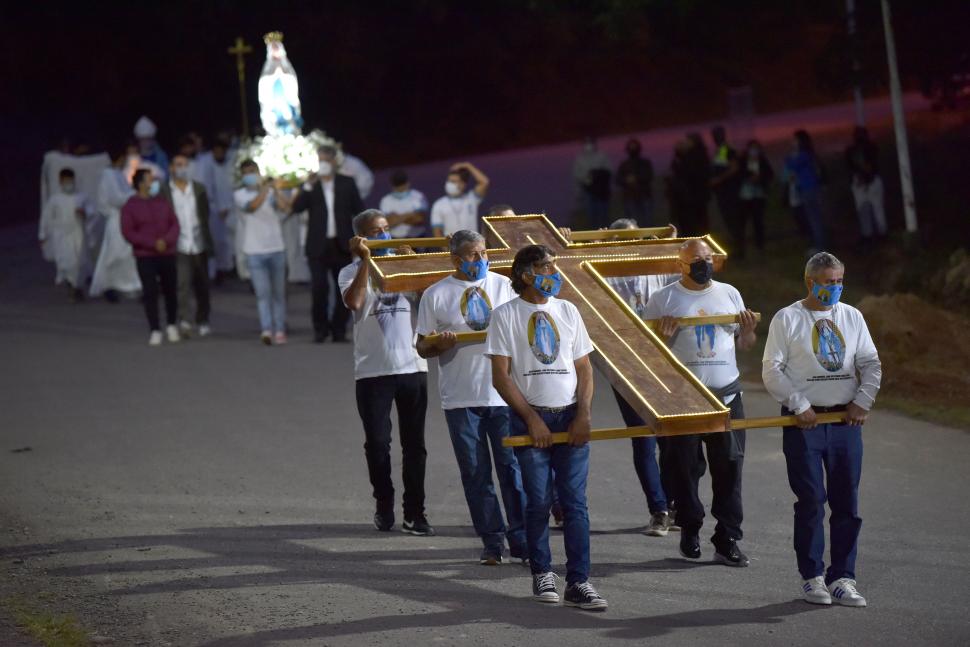 EL MOMENTO MÁS EMOTIVO. Con el Ave María de fondo, la imagen de la Virgen peregrinó por la ruta e ingresó por el medio de la multitud de fieles.  