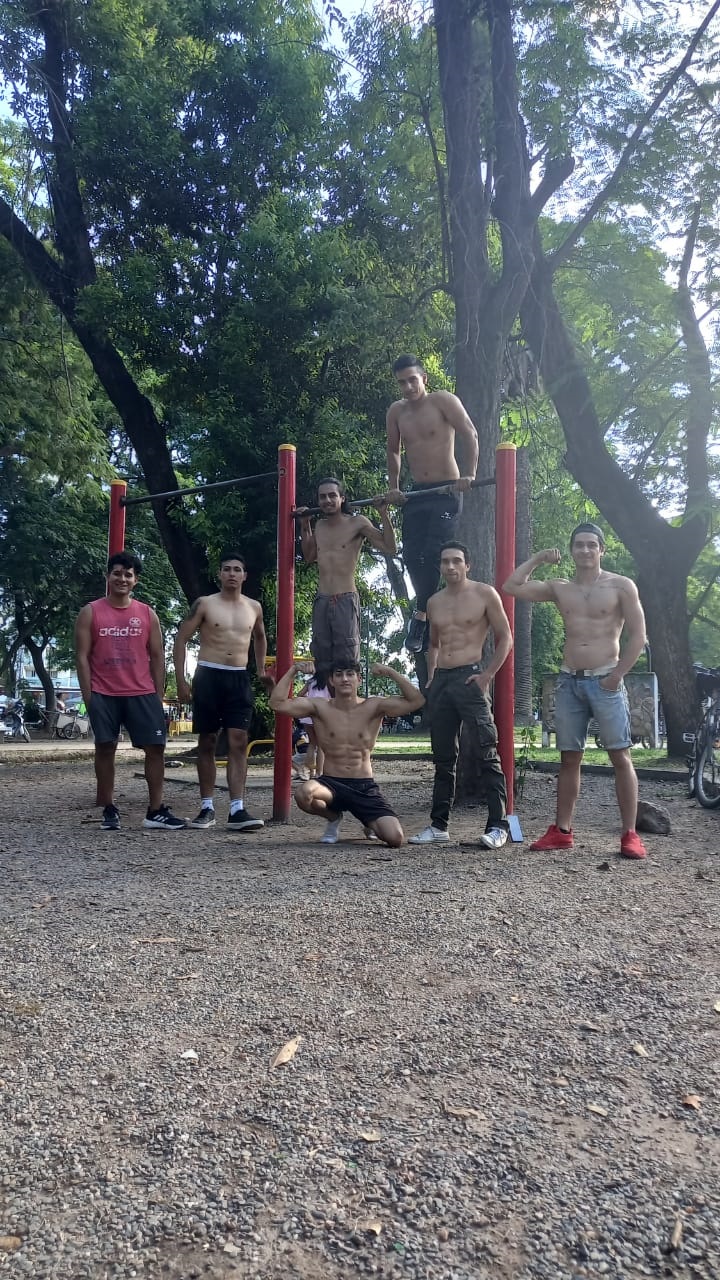 DESAFIANTES. Los jóvenes que se sacaron la remera fueron apoyados por las personas que asisten al parque. Foto de Luciana Nadales