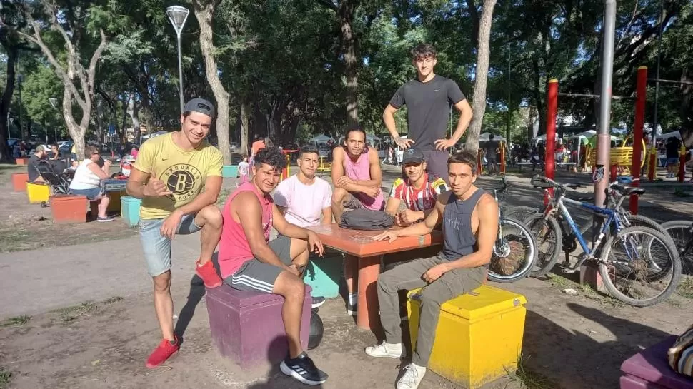 APOYO. Los amigos de Abel Rodríguez (de musculosa negra) se reunieron en el paseo público. 