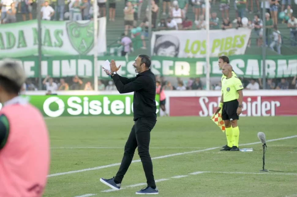 LIBRETA EN MANO. Azconzábal sabe que su equipo debe empezar a sumar cuanto antes para olvidarse de las cuentas. Foto de Facundo Grecco - Especial para La Gaceta 