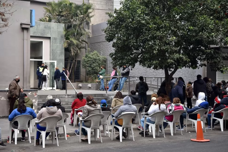 DISTANCIAMIENTO SOCIAL EN UN BANCO. Foto ilustrativa de archivo / LA GACETA