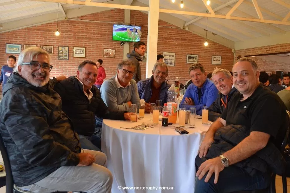 MESA DE DIÁLOGO. Los dirigentes del rugby tucumano y del rugby salteño tuvieron un primer acercamiento en Saltta para zanjar diferencias. 