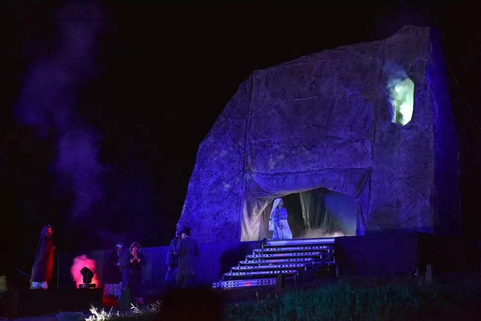 PUESTA EN ESCENA. La gruta que se construye para la representación, es una copia fiel y muy bien representada de la original que está en Francia. la gaceta / foto de diego aráoz