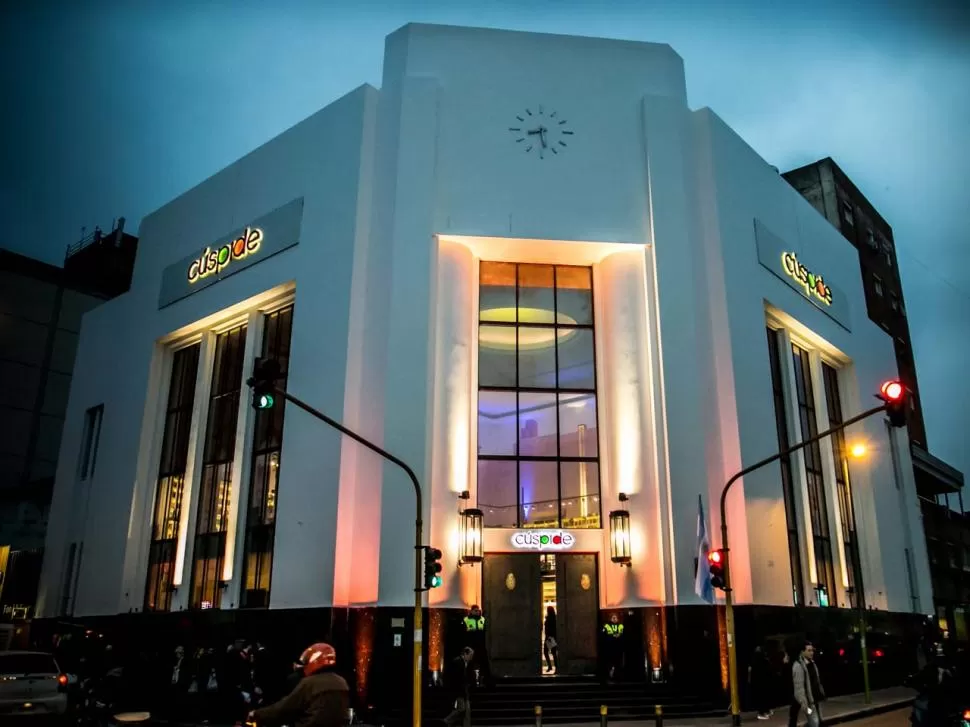 HOY. Así luce la sucursal en la esquina de San Martín y Junín con sus puertas abiertas desde 2017 ya como librería.  