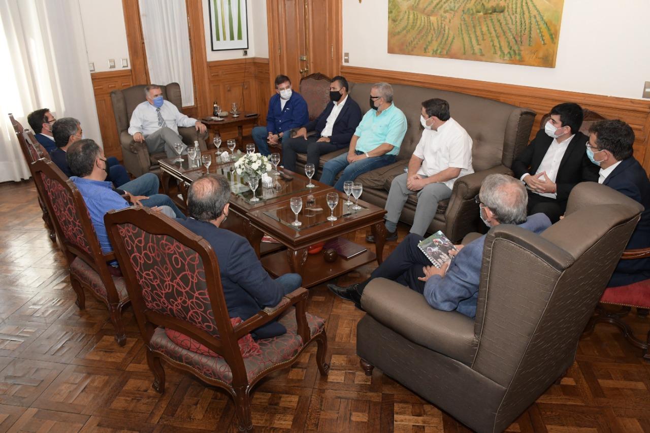 EN CASA DE GOBIERNO. Jaldo recibió a los directivos de Atlético y de San Martín. Foto: Comunicación Pública