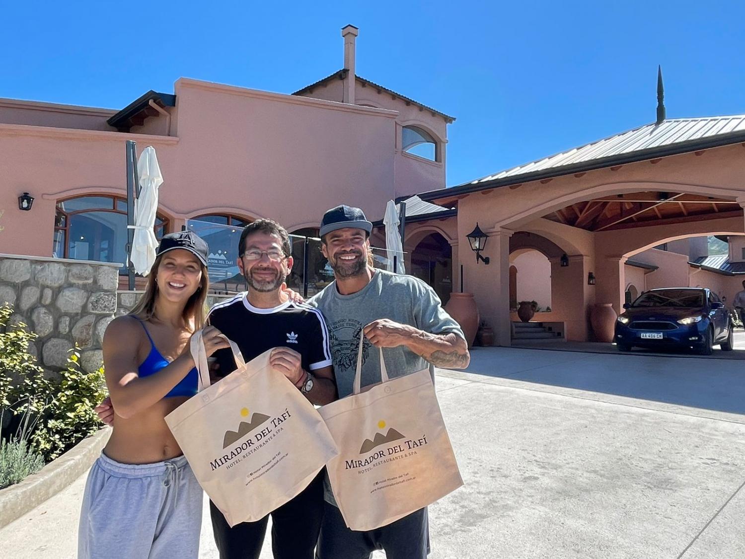 EN TAFÍ. Luciano Castro y Florencia Vigna junto a Hugo Ledesma, subinterventor de la Caja Popular de Ahorros.