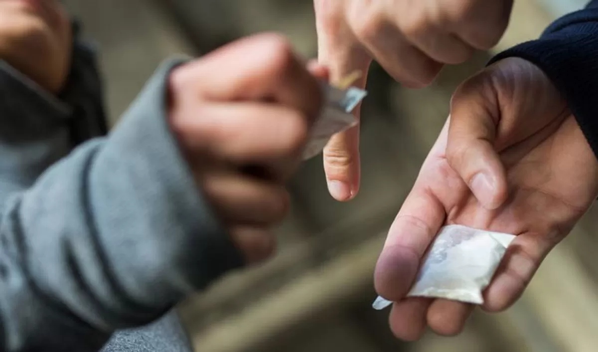 La Ferrari de los narcos corre carreras con el Fiat 600 del Estado