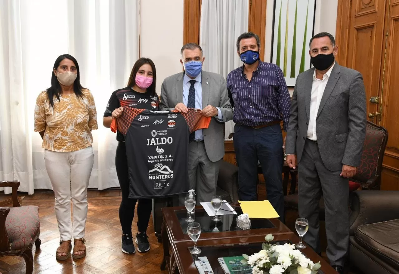 EN CASA DE GOBIERNO. Luisina Contreras le llevó una camiseta al gobernador Jaldo. Foto: Prensa Gobernación