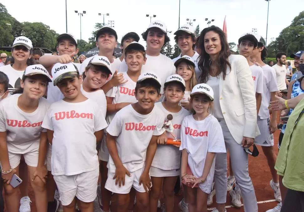 EN EL LAWN TENNIS. Sabatini (sin gorra) posó para la foto que los más pequeños guardarán para toda la vida.