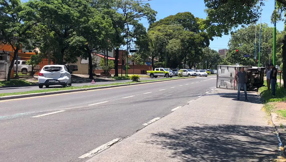ACCIDENTE. Un camión volcó después de chocar un auto al 2.700 de la Mate de Luna.