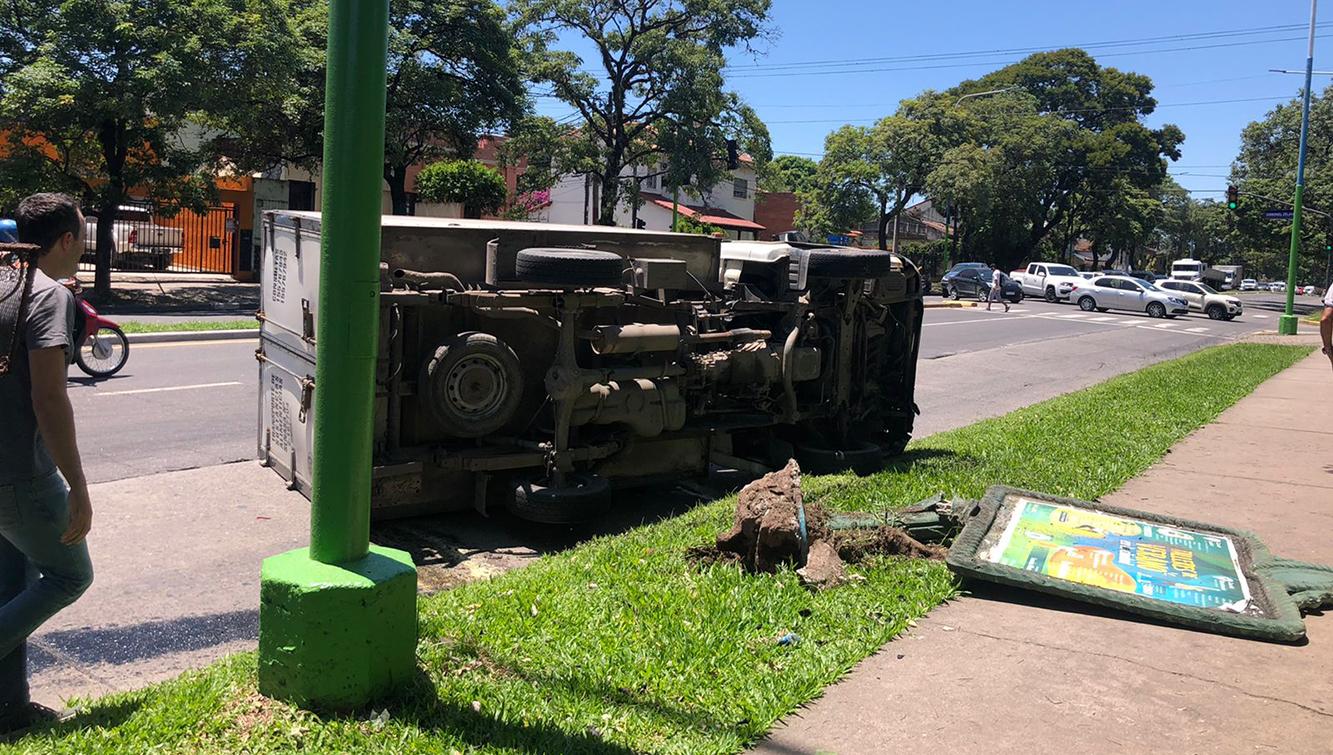 ACCIDENTE. Un camión volcó después de chocar un auto al 2.700 de la Mate de Luna.
