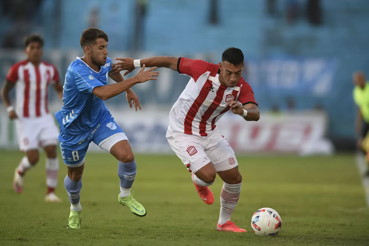 BUEN APORTE. Cano marcó el gol que marcó el camino de la victoria en el debut.